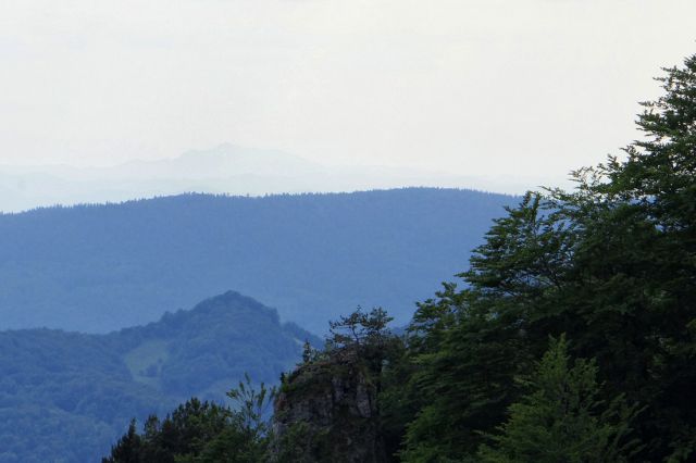 V daljavi se komaj vidi obris notranjskega snežnika