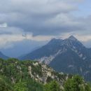 deževni oblaki nad poldašnjo špico (desno) in krniško glavico na levi