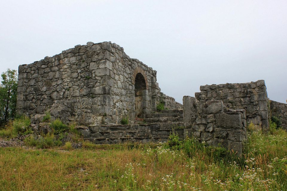 ruševine cerkve sv. valentina na grebenu sabotina...