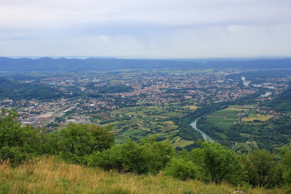 pogled z vrha na gorico in morje v daljavi