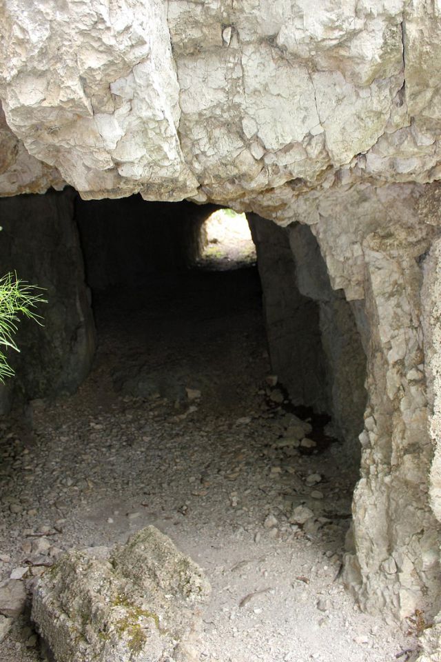 podzemni bunkerji v bližini koče...