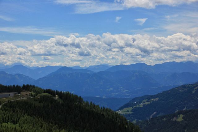 Mislim, da je to pogled v smeri slovenije, posameznih gora pa ne prepoznam