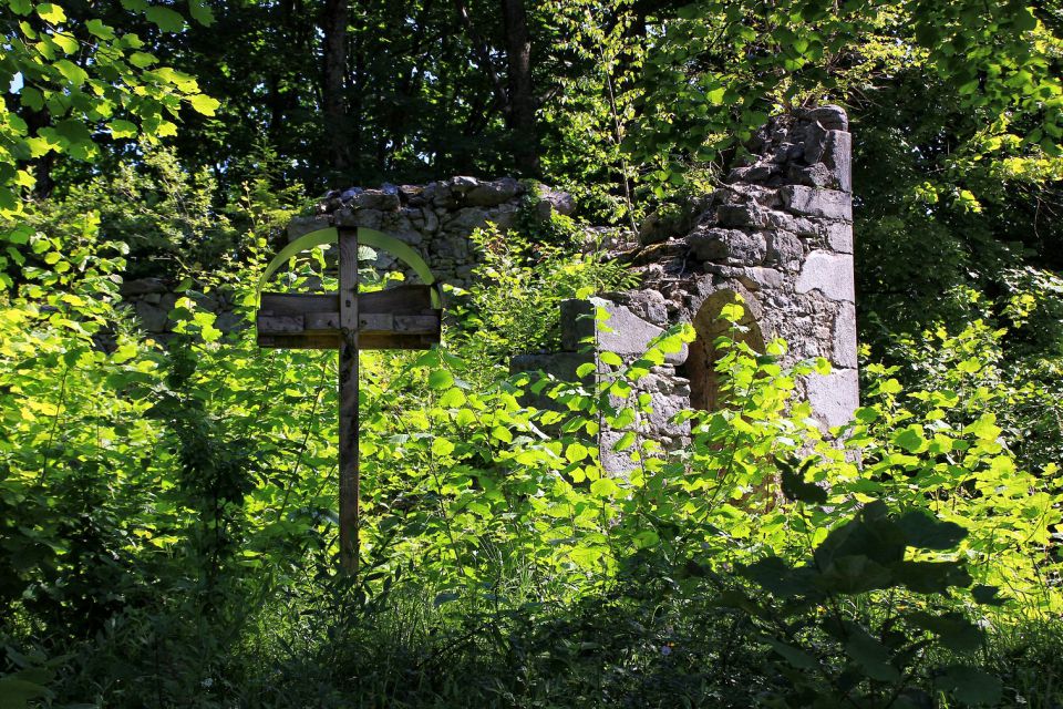 ruševine cerkve marijinega vnebovzetja, ki je stala nad robom vasi...