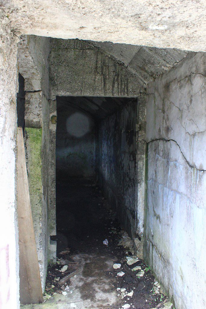 pogled v strašljivo notranjost bunkerja