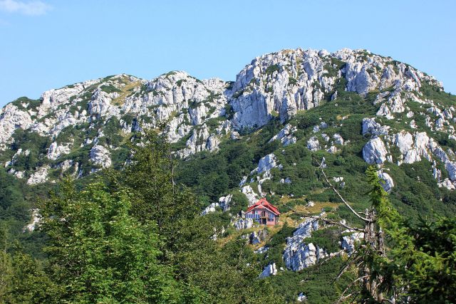 Planinski dom in skalni masiv risnjaka nad njim