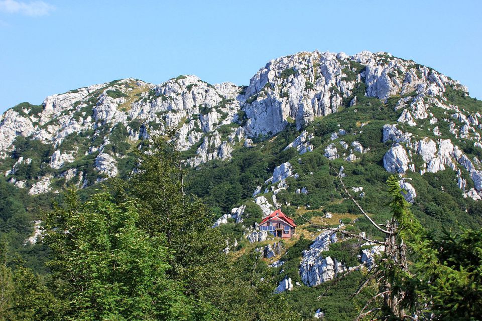 planinski dom in skalni masiv risnjaka nad njim