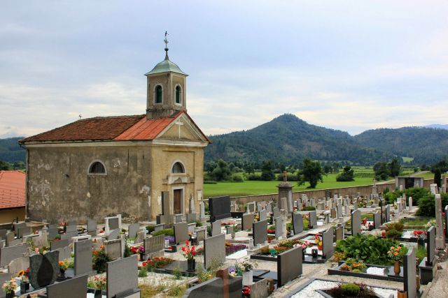 Cerkev s pokopališčem pri planini