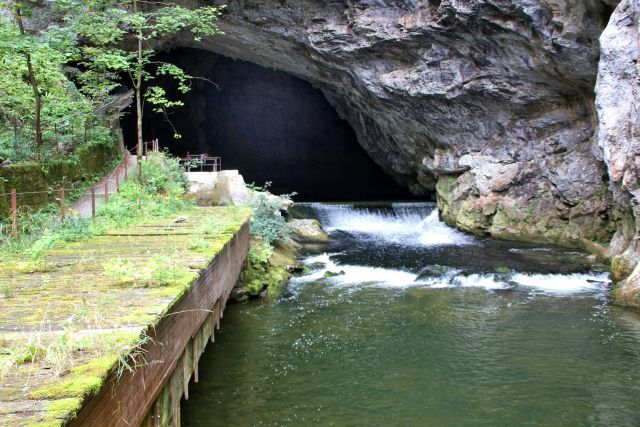 Vstop v planinsko jamo je dovoljen le z vodičem