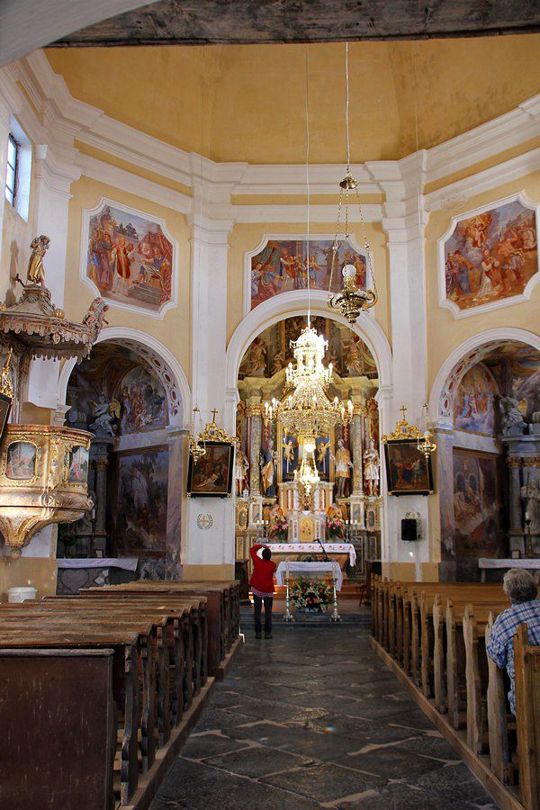 notranjost cerkve sv. valentina
