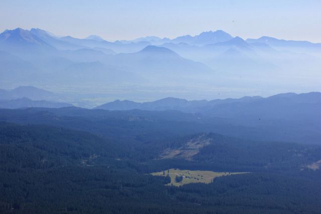 Jasa planine zajavornik sredi pokljuških gozdov, v ozadju karavanke, ksa...