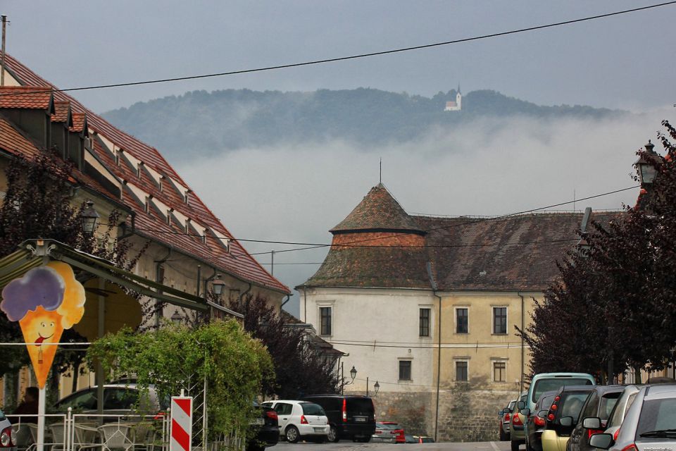 grad brežice, nad njim sv. vid