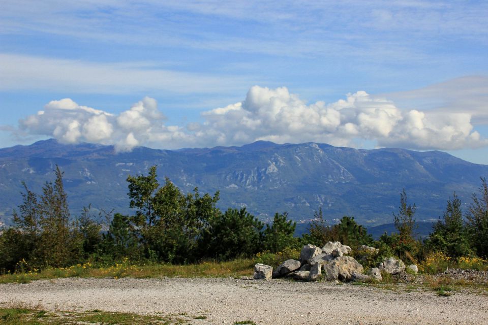 pogled na čavensko pogorje...