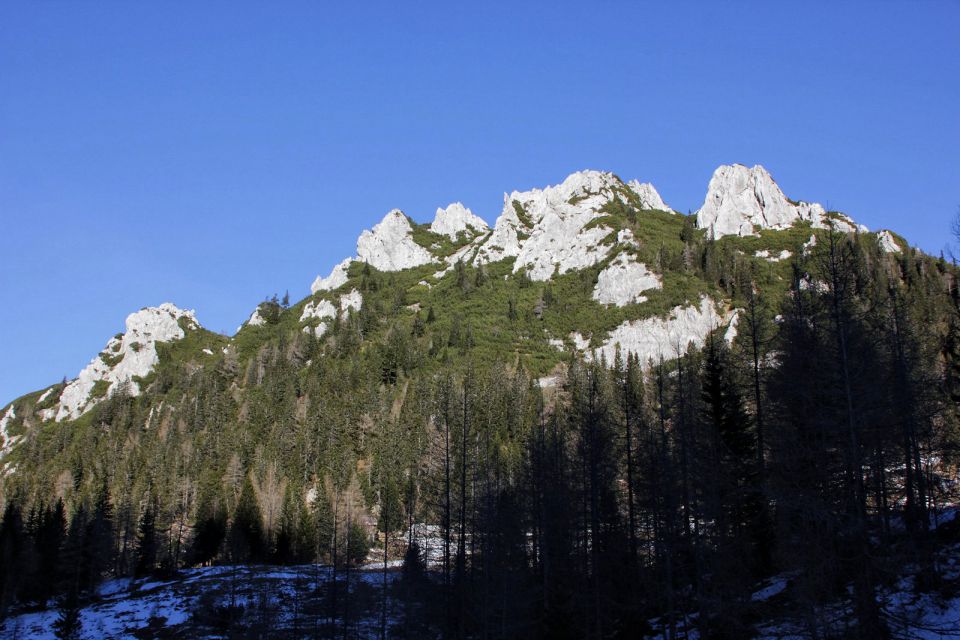 skalni vrhovi nad zelenico