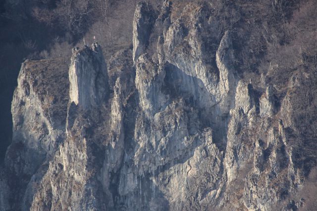 Približane skalne pečine kozic