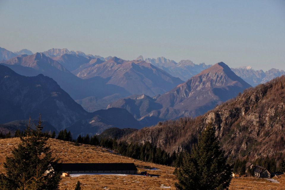 piramidasta gora na desni je monte amariana