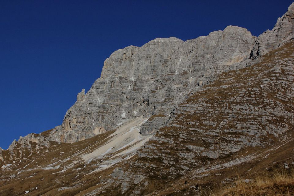 montaž, pod njim stolp vrh strmali