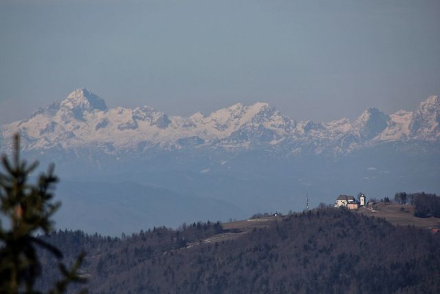 Limbarska gora, v ozadju julijci, levo najvišji triglav