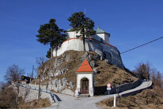 Marijina cerkev z obzidjem, ki je služilo kot tabor v časih turške nevarnosti