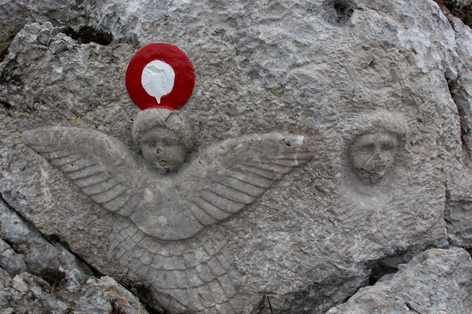 proti vrhu strme poti nas pozdravita angelčka