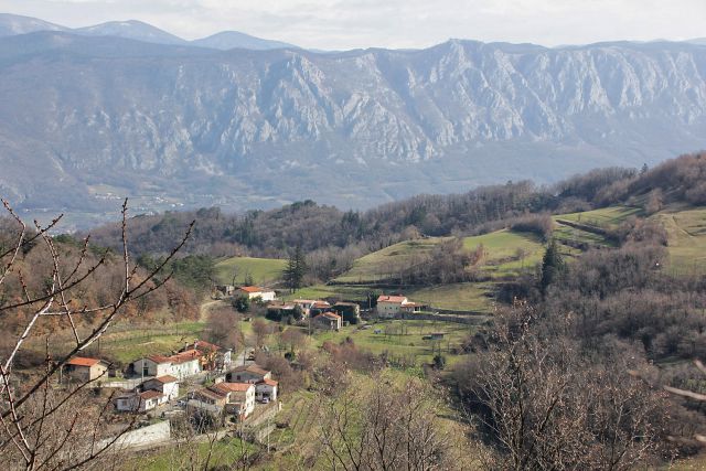 Erzelj - vovki, spodaj vipavska dolina, nad njo gradiška tura...