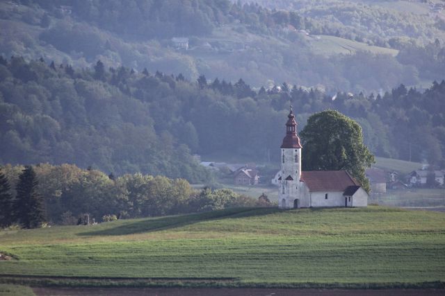 Pogled proti fotogenični cerkvi v Martinji vasi