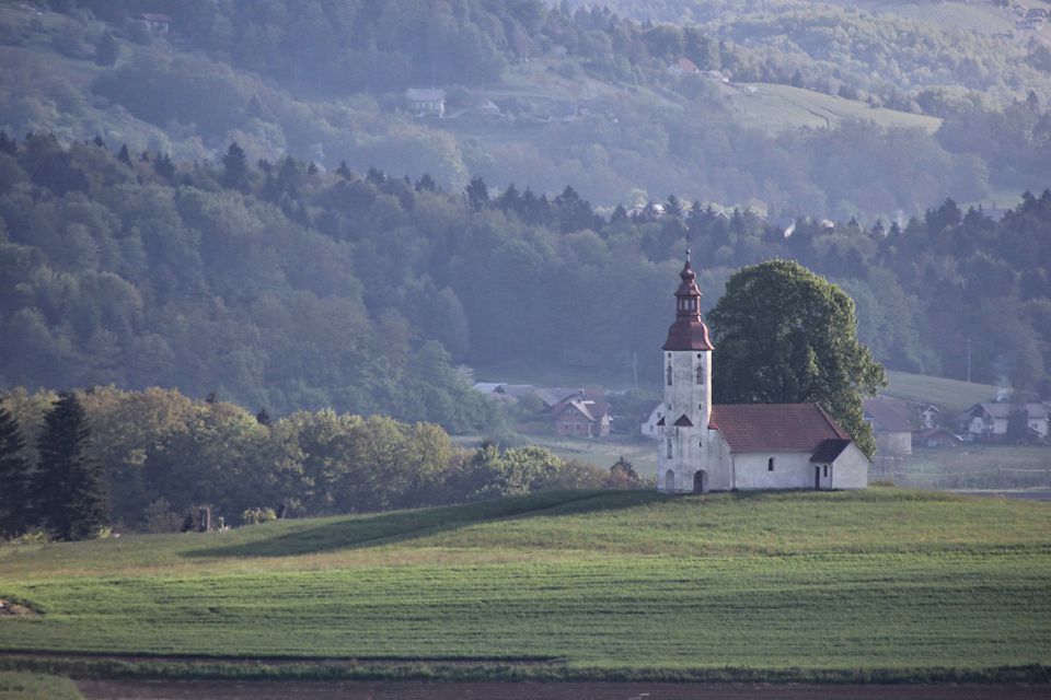 pogled proti fotogenični cerkvi v Martinji vasi