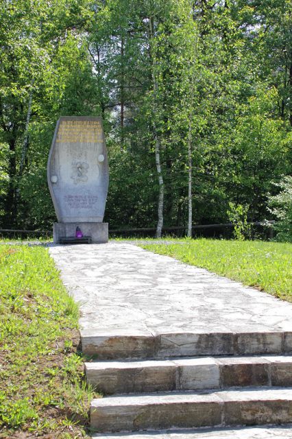 Spomenik v lokvah, na mestu kjer se je 1944 smrtno ponesrečil Franc Rozman Stane