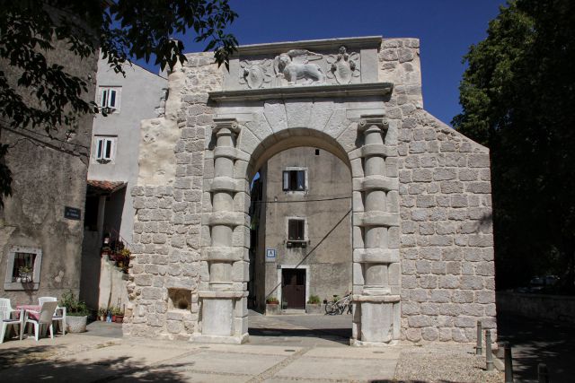 Portal v mestu Cres