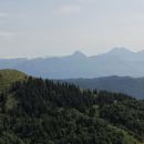 razgled z Gladkega vrha nad kočo, levo se vidi sosed Kosmati vrh
