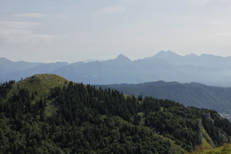 razgled z Gladkega vrha nad kočo, levo se vidi sosed Kosmati vrh