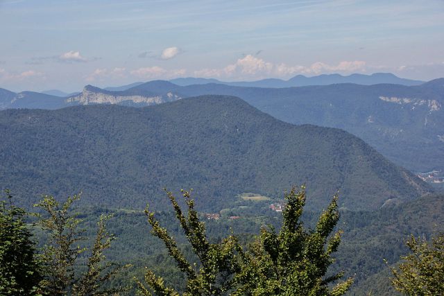 Postanek na razgledišču nad Delnicami: levo se vidi Kuželjska stena