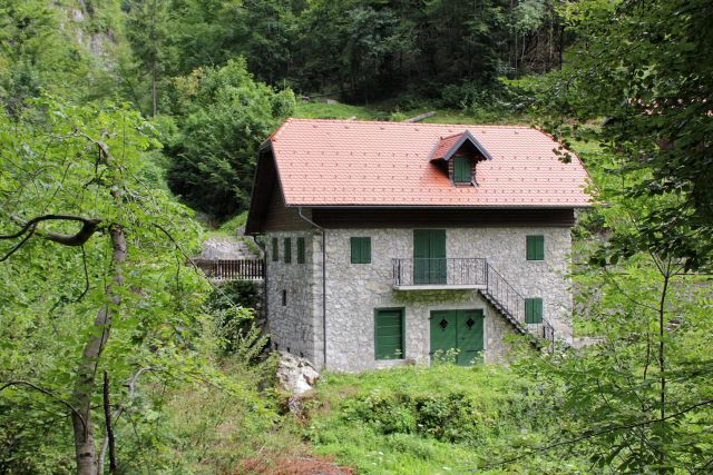 Hiša na slovenski strani čabranke