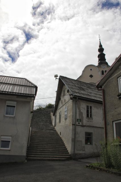 Strme stopnice na grič s cerkvijo