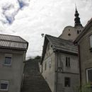 strme stopnice na grič s cerkvijo