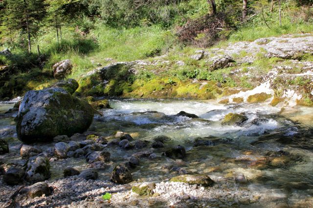 Prijetna plažica ob Mostnici