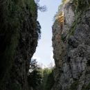 pogled navzgor pokaže, kako ozka je soteska