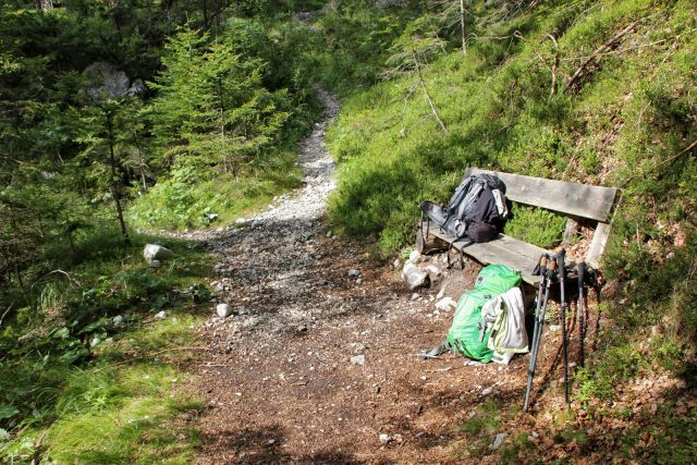 Ob klopci je razpotje: levo k izviru Mahovje, desno pod Špik