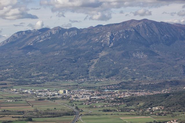 Ajdovščina in pogorje čavna nad njo