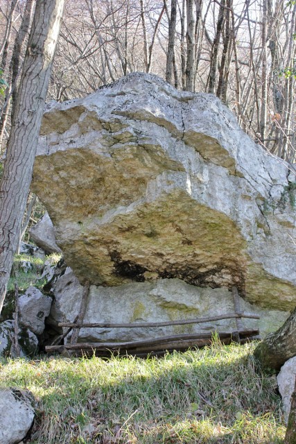 Počivališče pod skalo na vodicah