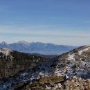 desno Gladki vrh, levo Kosmati vrh, v ozadju od Storžiča do Krvavca...