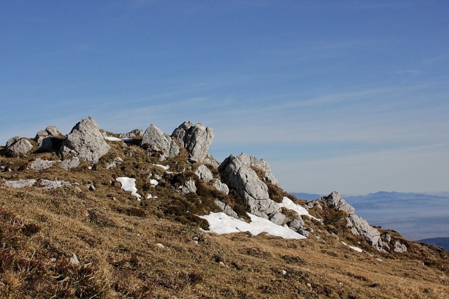 Spust čez Povden je zanimiv zaradi markantnega skalovja ob poti...