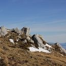spust čez Povden je zanimiv zaradi markantnega skalovja ob poti...