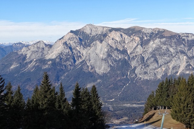 Dobrač na drugi strani doline