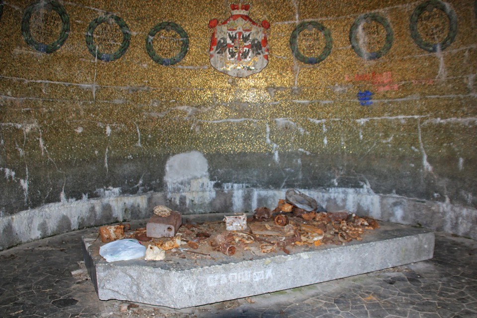 notranjost mavzoleja z razstavljenimi predmeti iz življenja vojakov med 1. sv. vojno