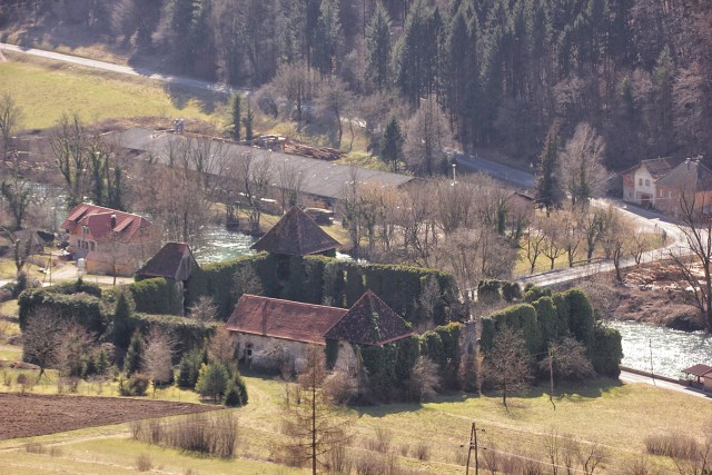 Ruševine dvorca v soteski