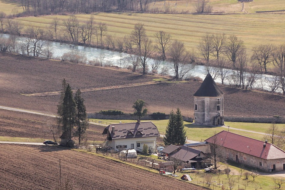 približan hudičev turn in za njim krka
