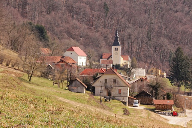 Središče soteske s cerkvijo