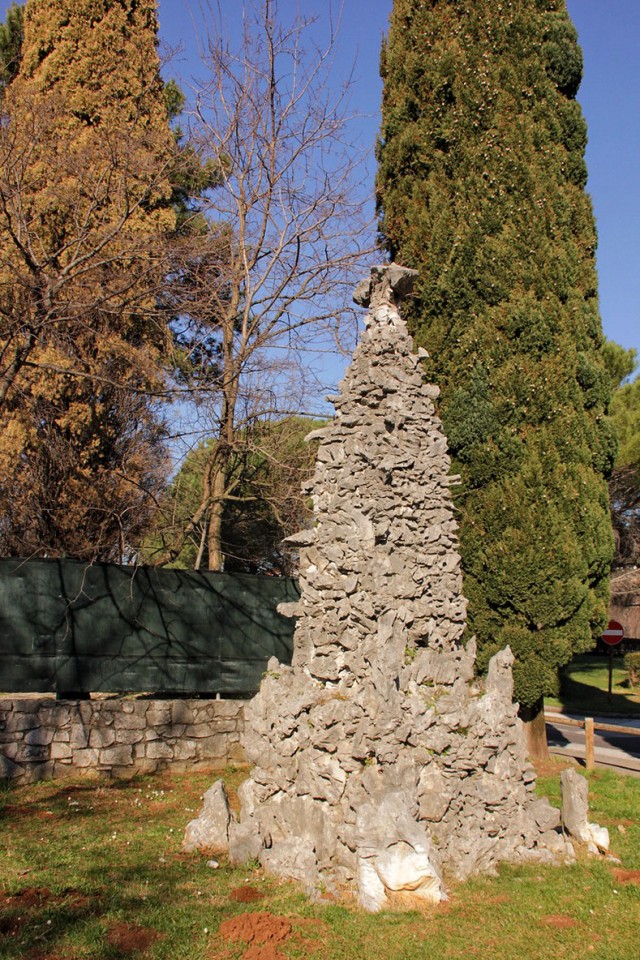 Začetek Rilkejeve poti pri tem spomeniku v Sesljanu
