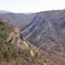 pogled na sotesko spodaj, traso železniške proge in marijino cerkvico