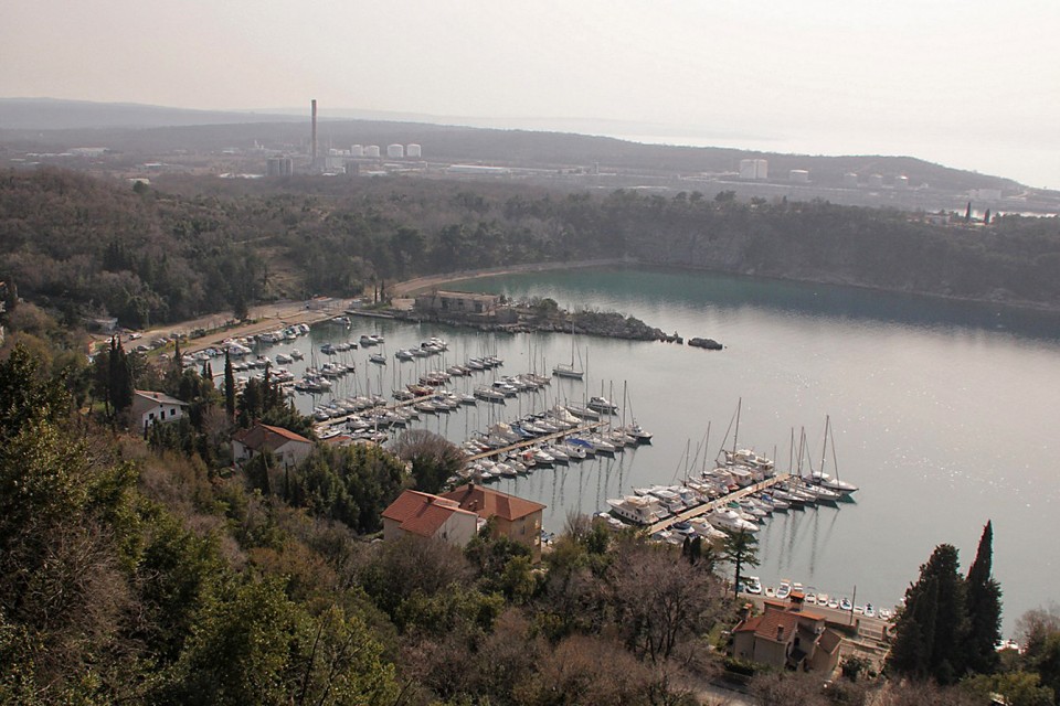 marina pod omišljem